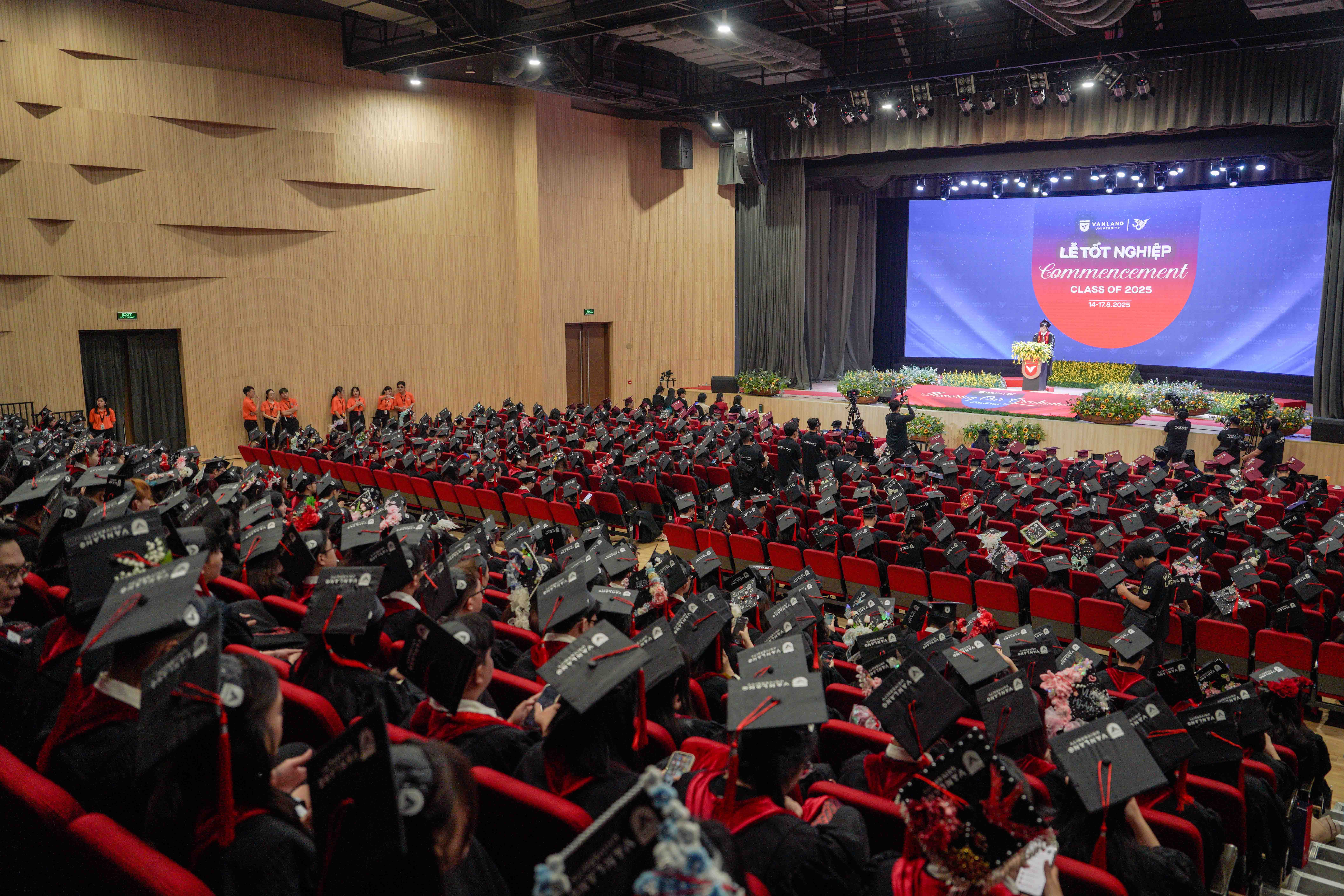 vlu-van-chuong-va-doi-song-hanh-trinh-4-nam-cua-thu-khoa-van-hoc-ung-dung-a.jpg
