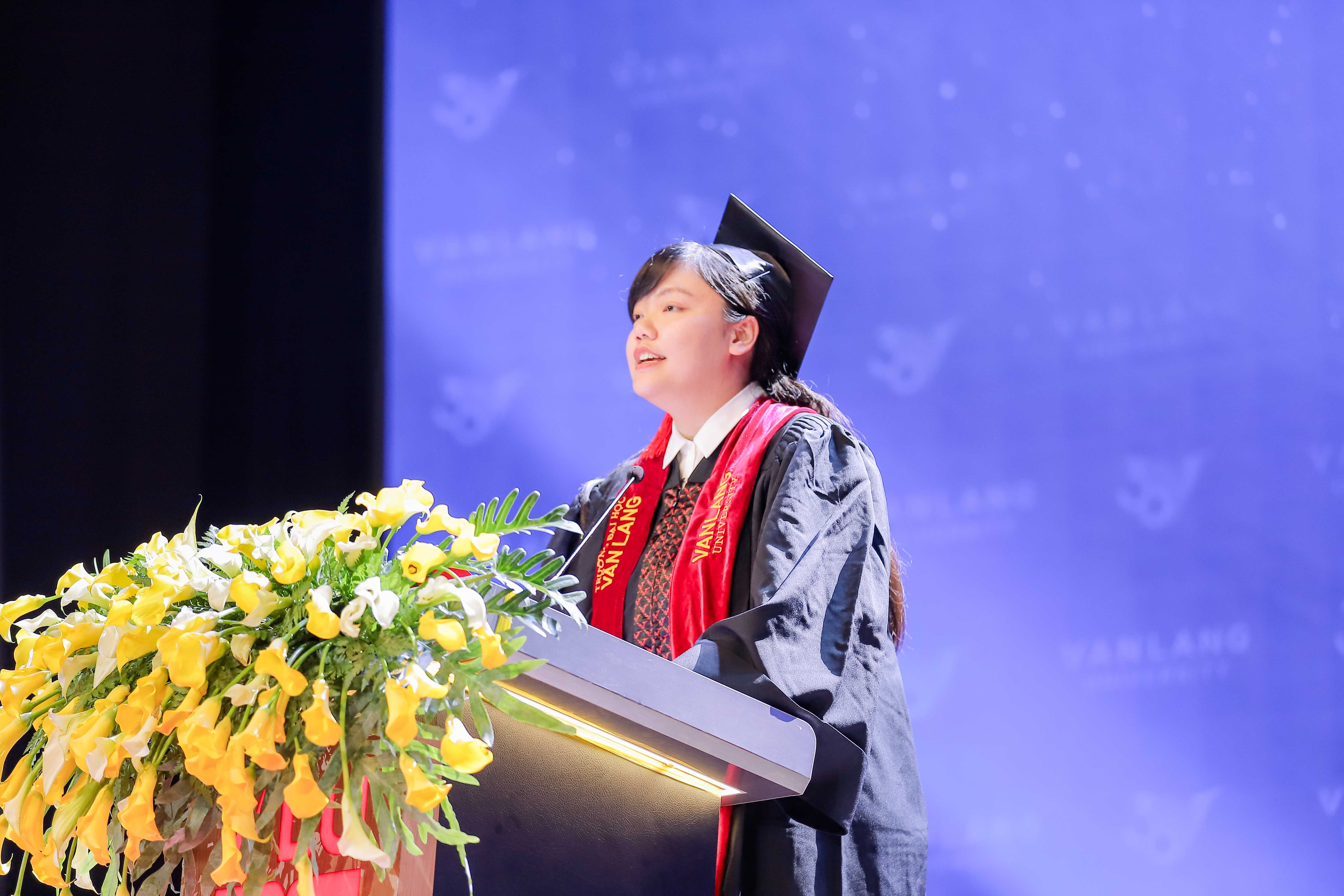 vlu-van-chuong-va-doi-song-hanh-trinh-4-nam-cua-thu-khoa-van-hoc-ung-dung-b.jpg