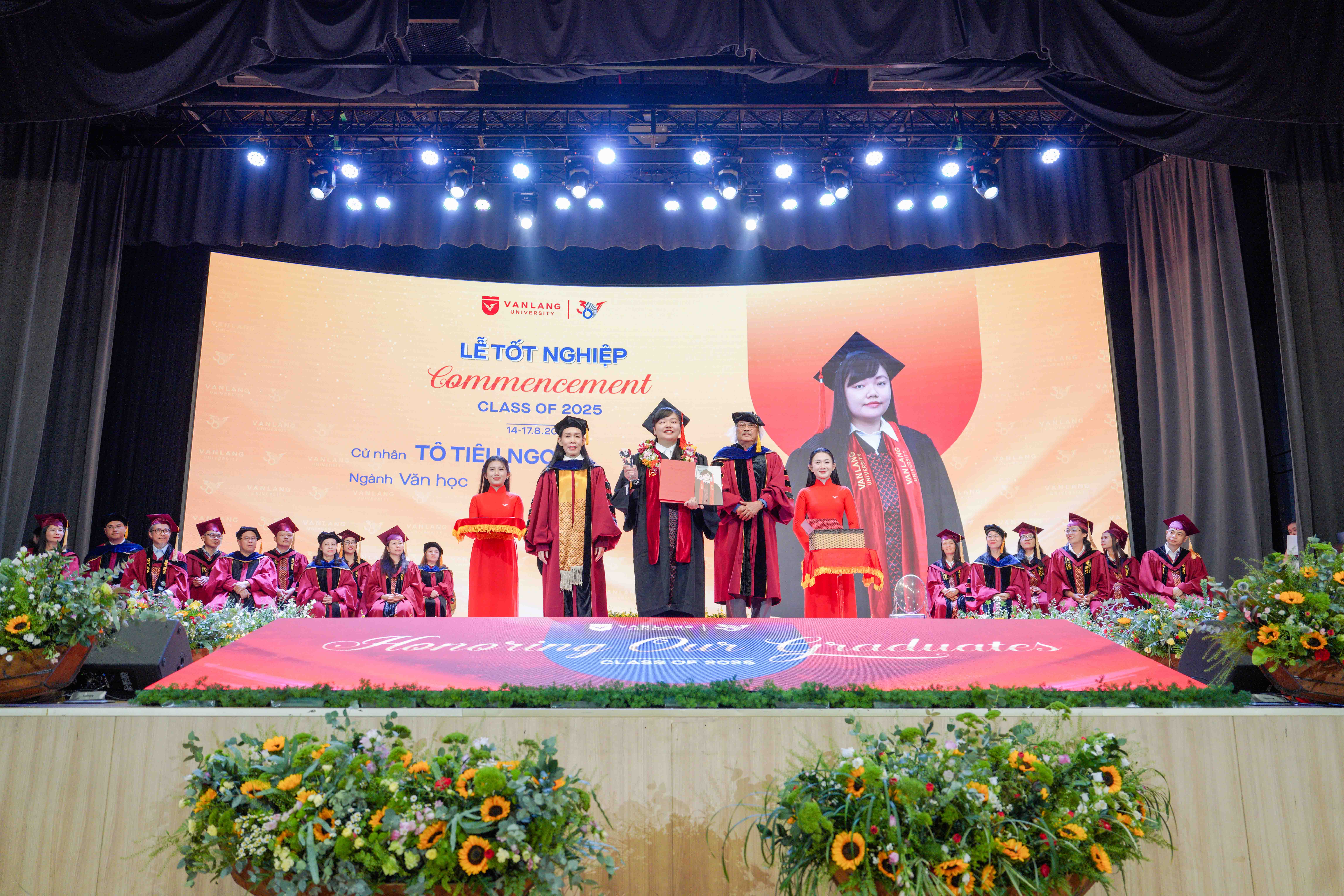 vlu-van-chuong-va-doi-song-hanh-trinh-4-nam-cua-thu-khoa-van-hoc-ung-dung-c.jpg