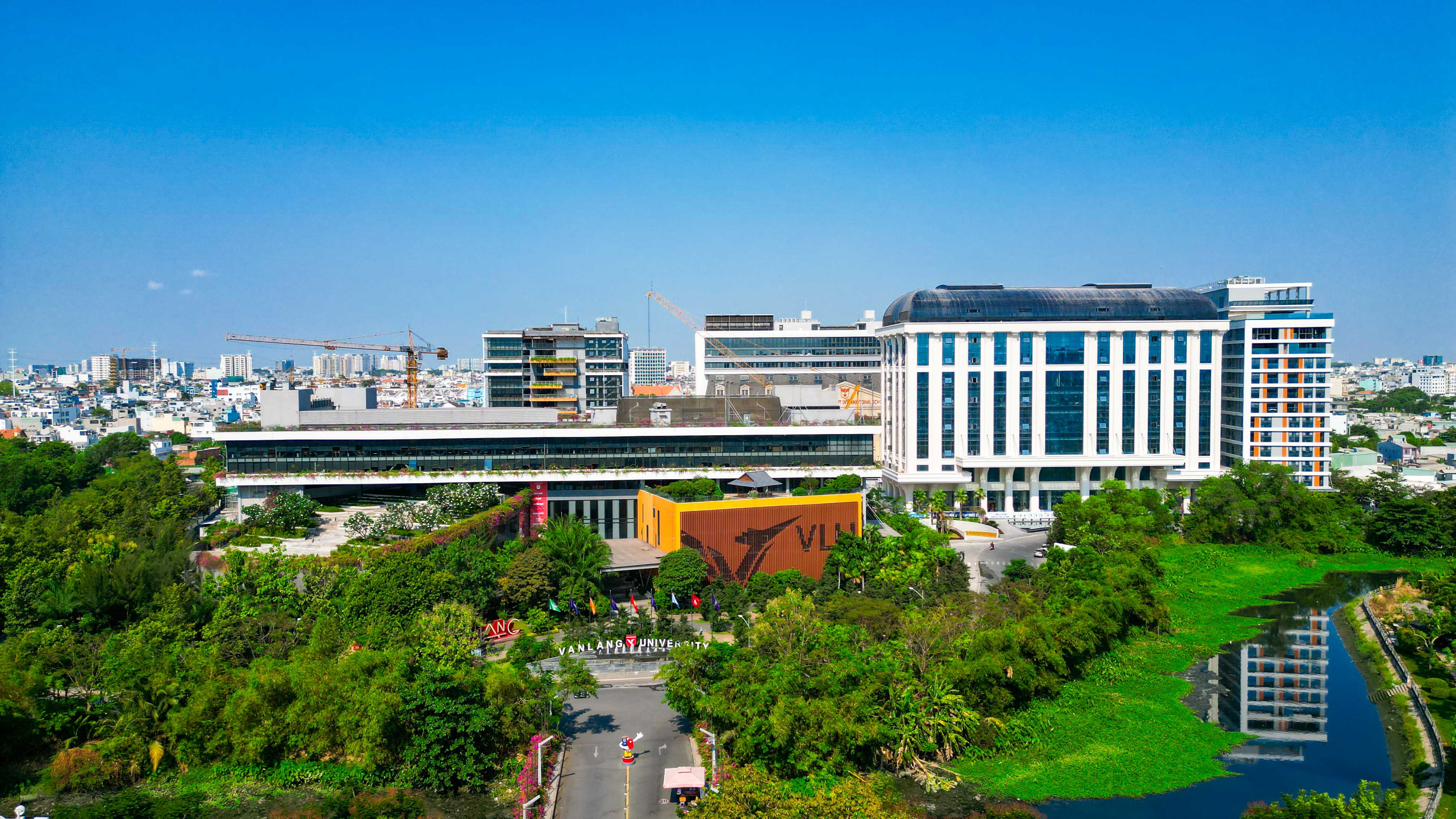 vlu-van-lang-30-nam---ky-uc-va-tam-tinh-cam-nghi-nhan-ky-niem-30-nam-thanh-lap-truong-dai-hoc-van-lang-b.jpg