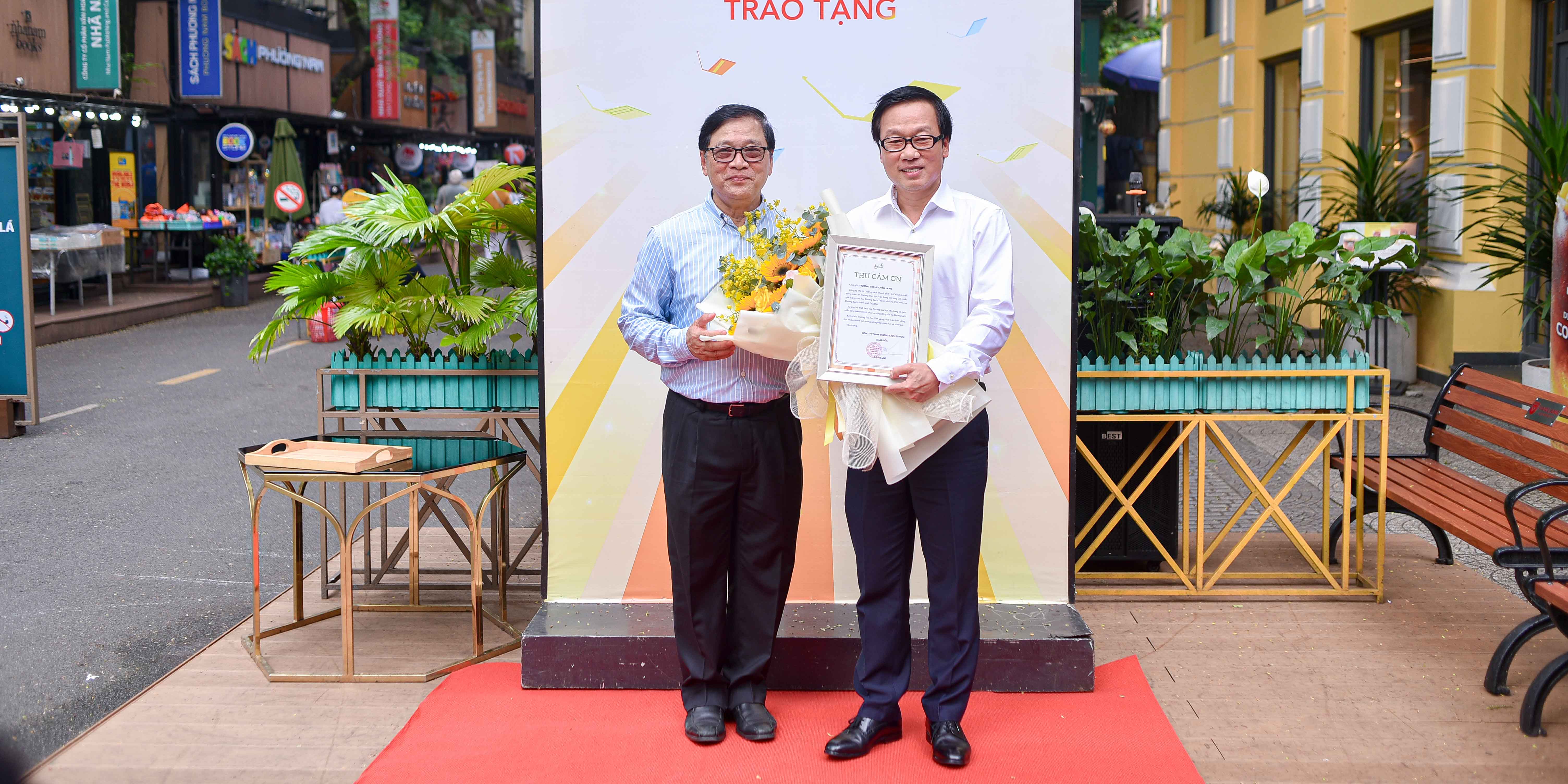 vlu-van-lang-dong-hanh-vi-cong-dong-trao-tang-20-bang-ghe-cho-duong-sach-tp.-hcm-va-tp-thu-duc-a.jpg
