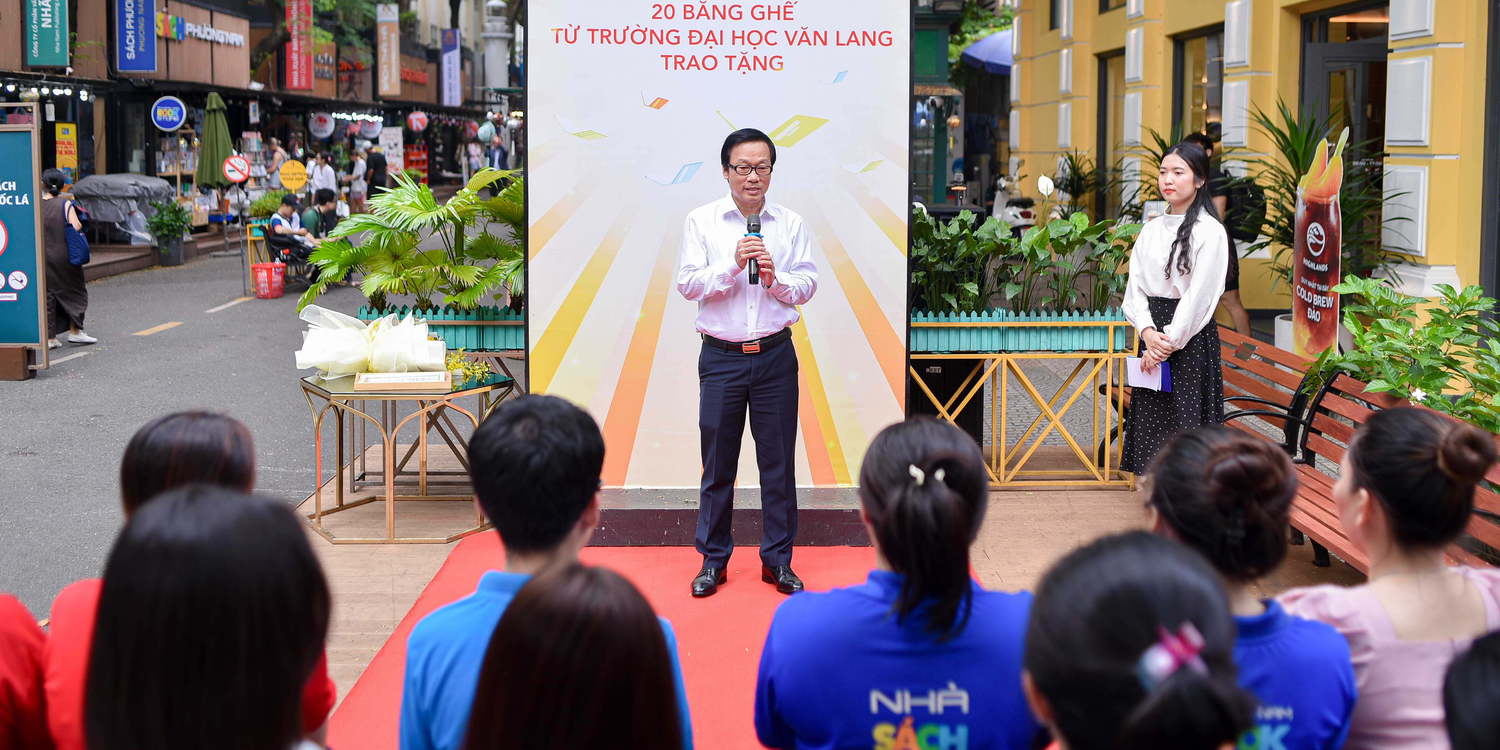 vlu-van-lang-dong-hanh-vi-cong-dong-trao-tang-20-bang-ghe-cho-duong-sach-tp.-hcm-va-tp-thu-duc-c.jpg