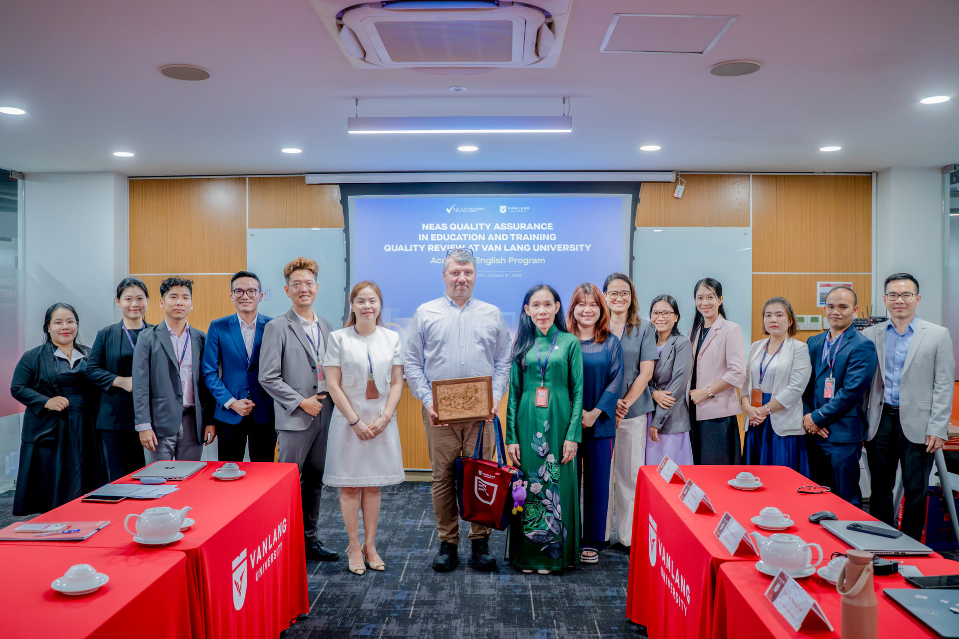 vlu-van-lang-tro-thanh-truong-dai-hoc-thu-ba-tai-viet-nam-hop-tac-cung-neas-huong-toi-chuan-quoc-te-trong-dao-tao-tieng-anh-c.jpg
