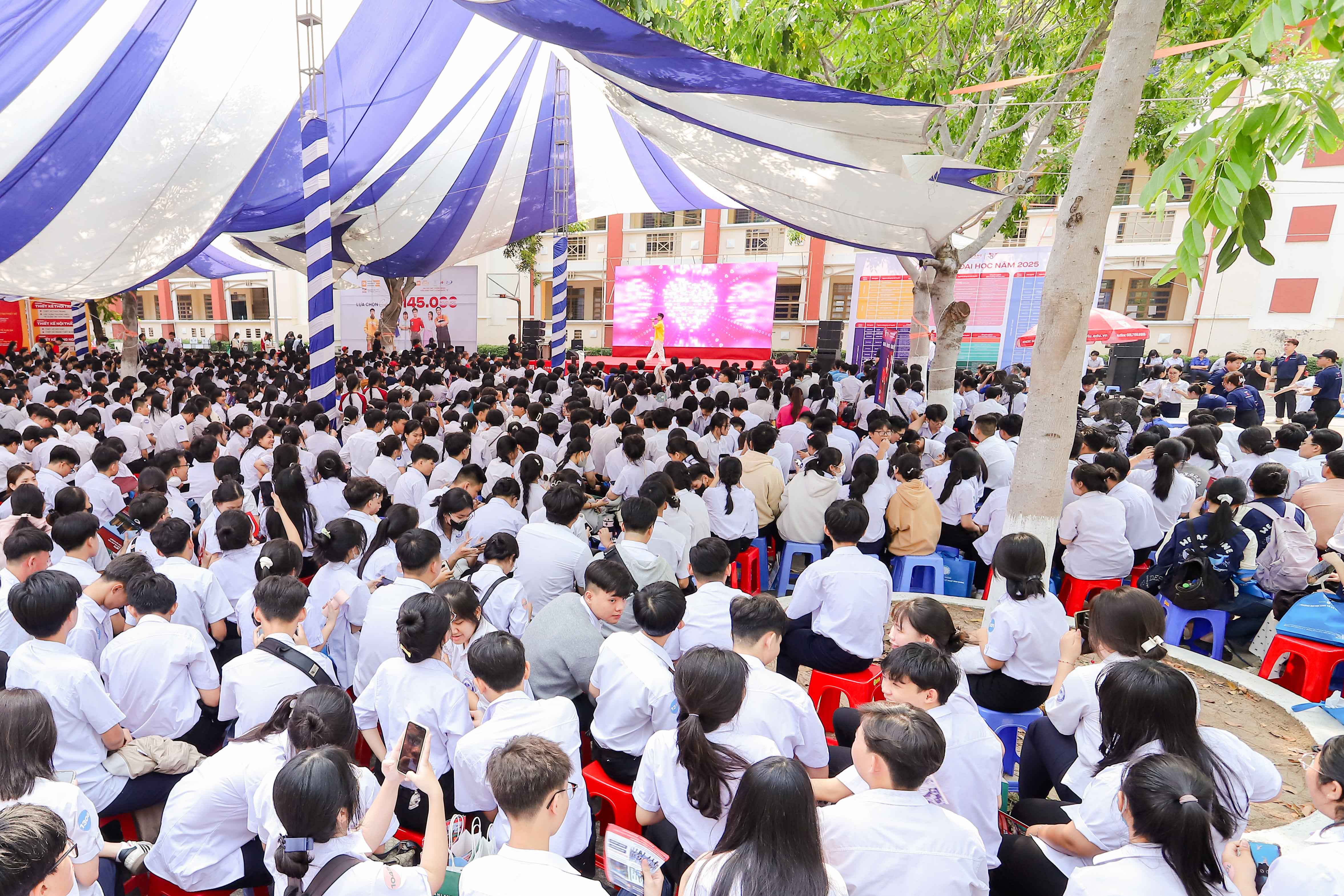 vlu-van-lang-unitour-2025-hoc-sinh-binh-duong-va-nhung-trai-nghiem-dau-tien_(2).JPG