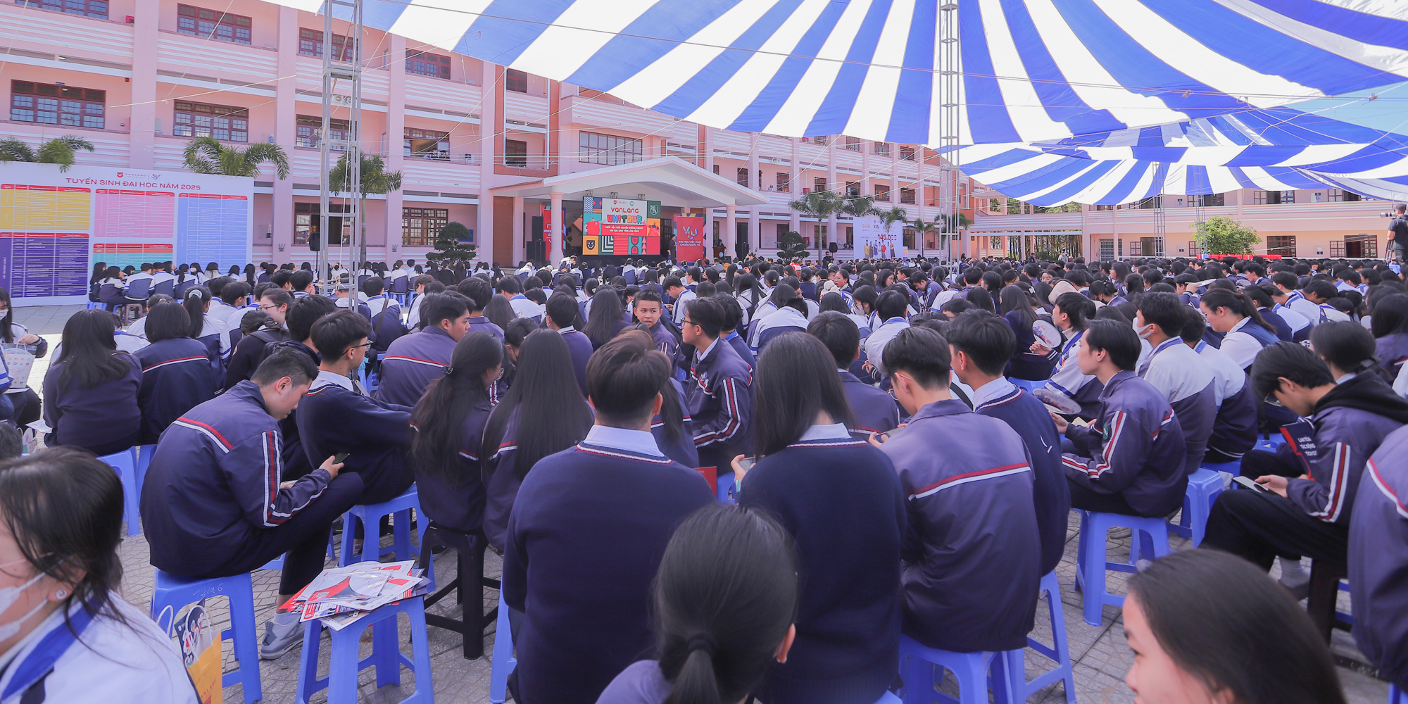 vlu-van-lang-unitour-2025-hoc-sinh-lam-dong-hao-hung-voi-trai-nghiem-mot-ngay-lam-sinh-vien-van-lang-a.jpg
