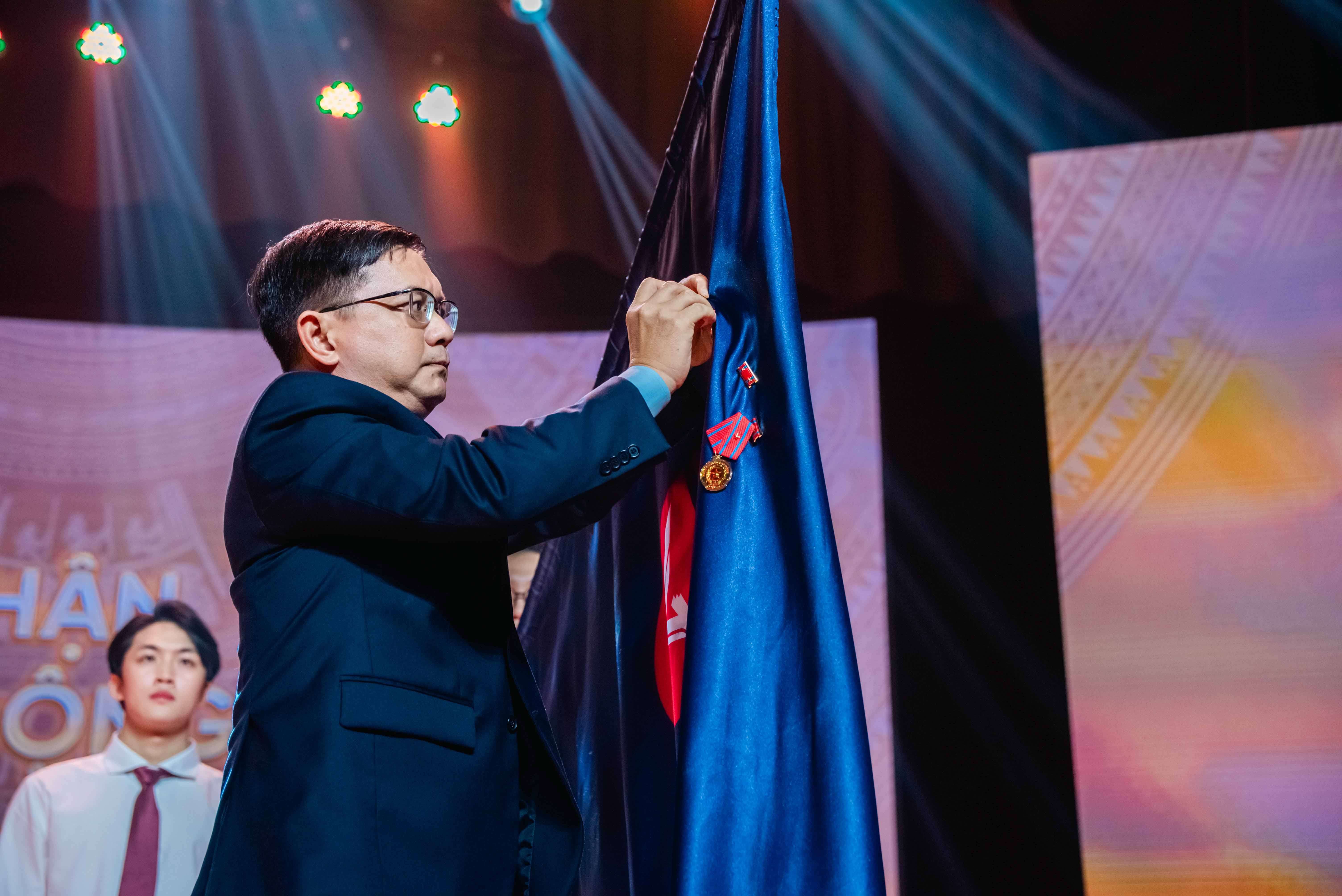 vlu-van lang university receives second-class labour order on 30th anniversary of its establishment-a.jpg
