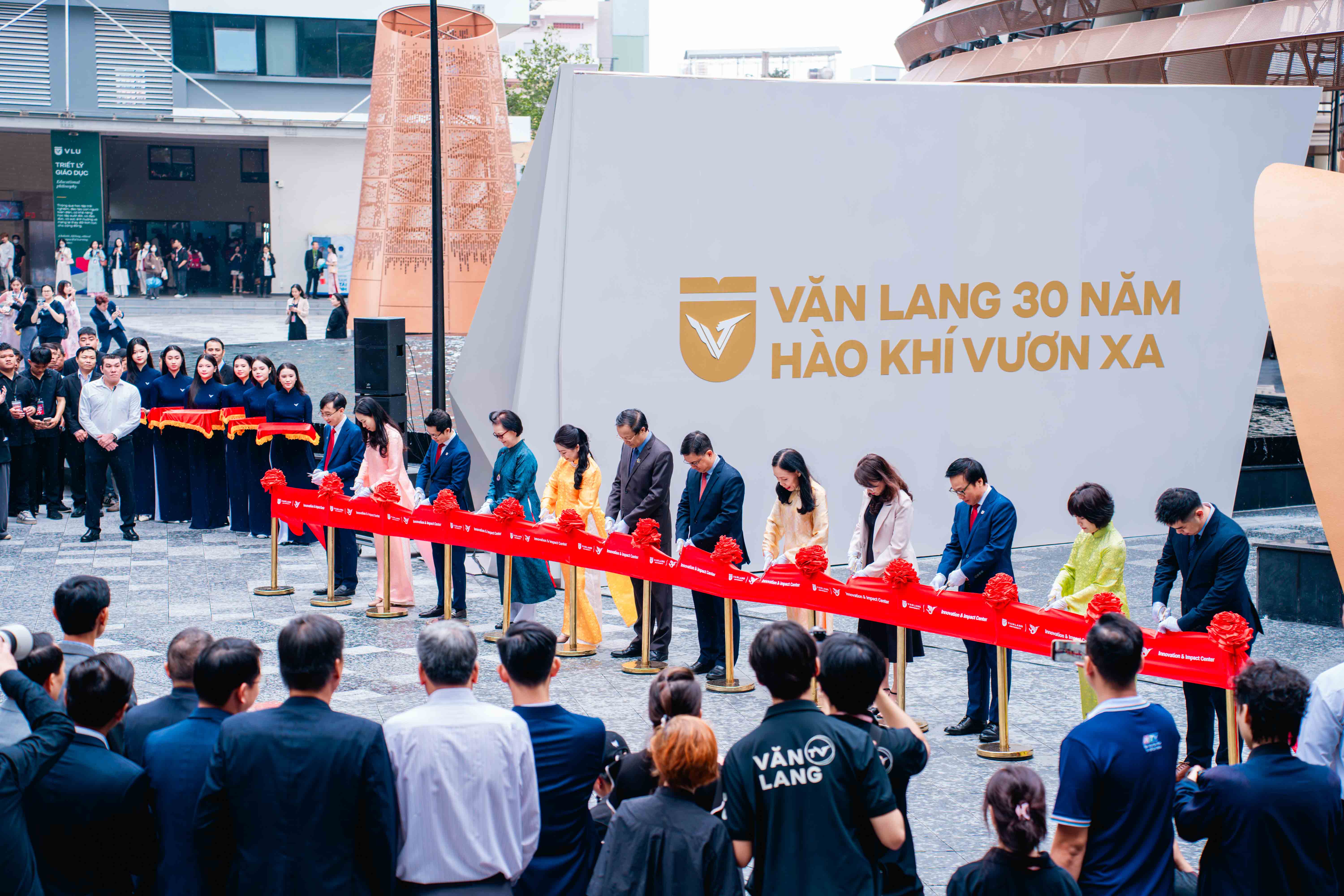 vlu-van lang university receives second-class labour order on 30th anniversary of its establishment-b.jpg