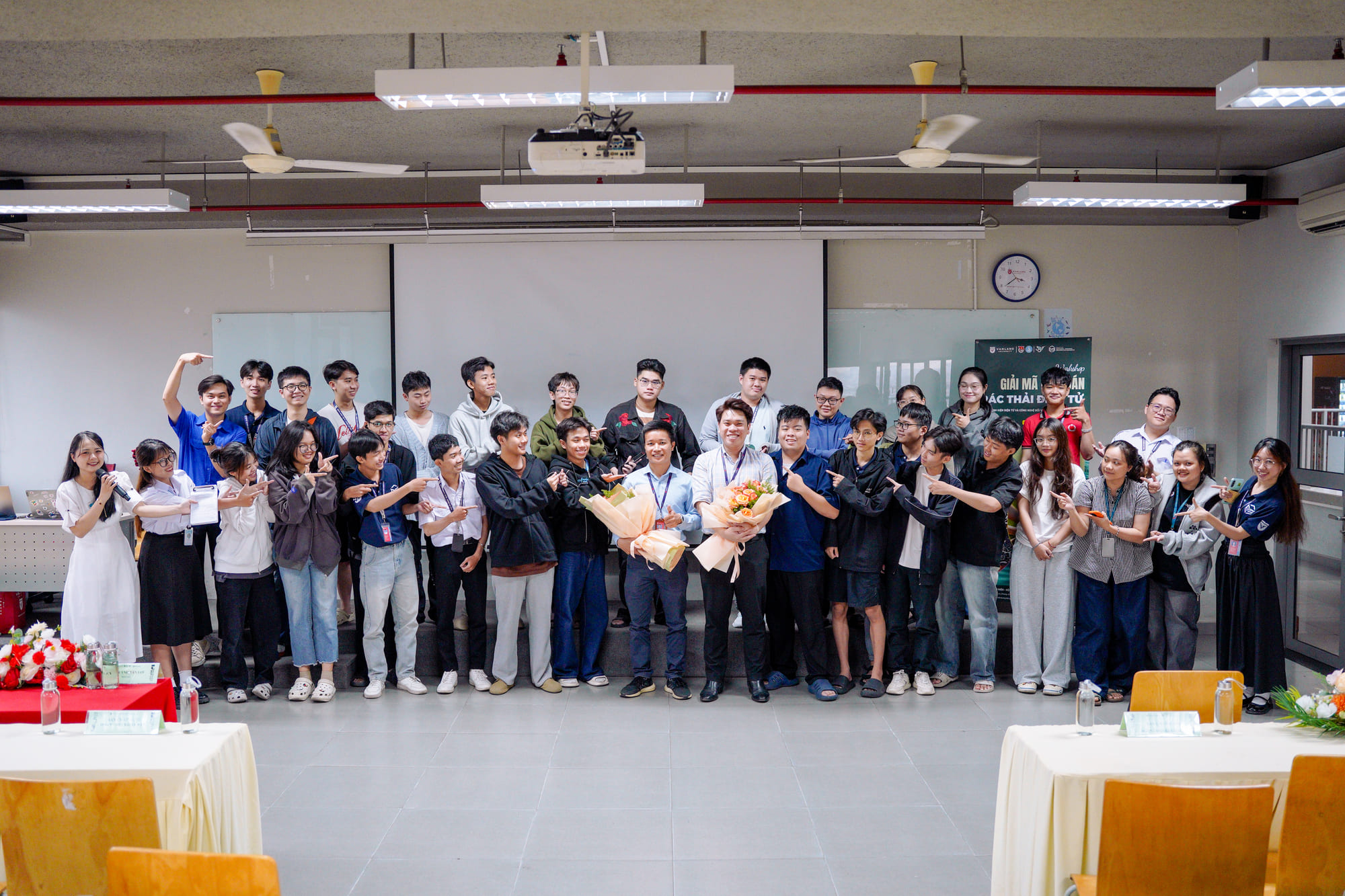 vlu-workshop-giai-ma-bai-toan-rac-thai-dien-tu-nang-cao-nhan-thuc-rac-thai-dien-tu-va-bao-ve-moi-truong-f.jpg