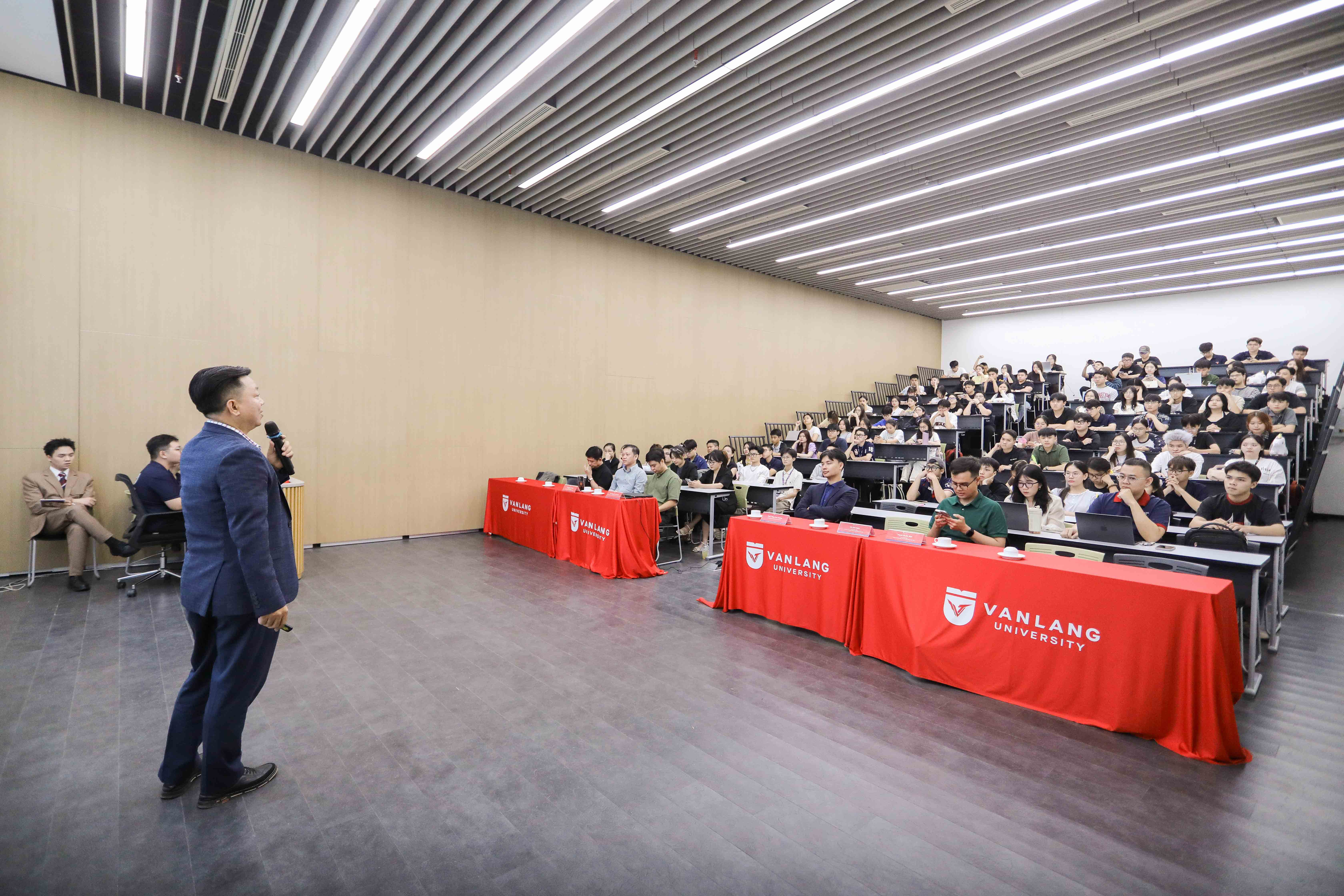 vlu-workshop-“tu-nha-nong-den-ban-an-hanh-trinh-chuoi-cung-ung-mon-viet-va-co-hoi-nghe-nghiep-logistics”-c.jpg
