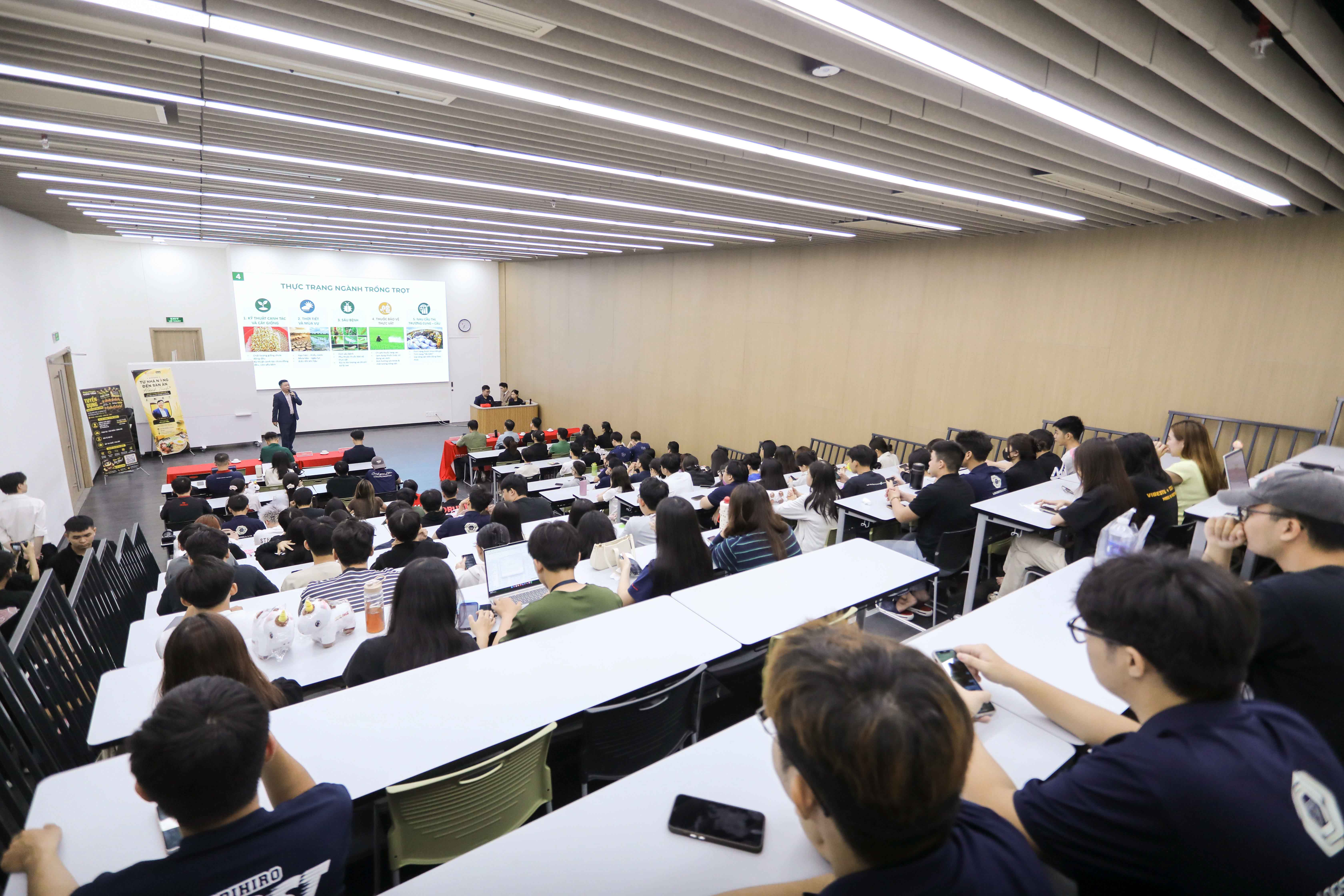 vlu-workshop-“tu-nha-nong-den-ban-an-hanh-trinh-chuoi-cung-ung-mon-viet-va-co-hoi-nghe-nghiep-logistics”-d.jpg