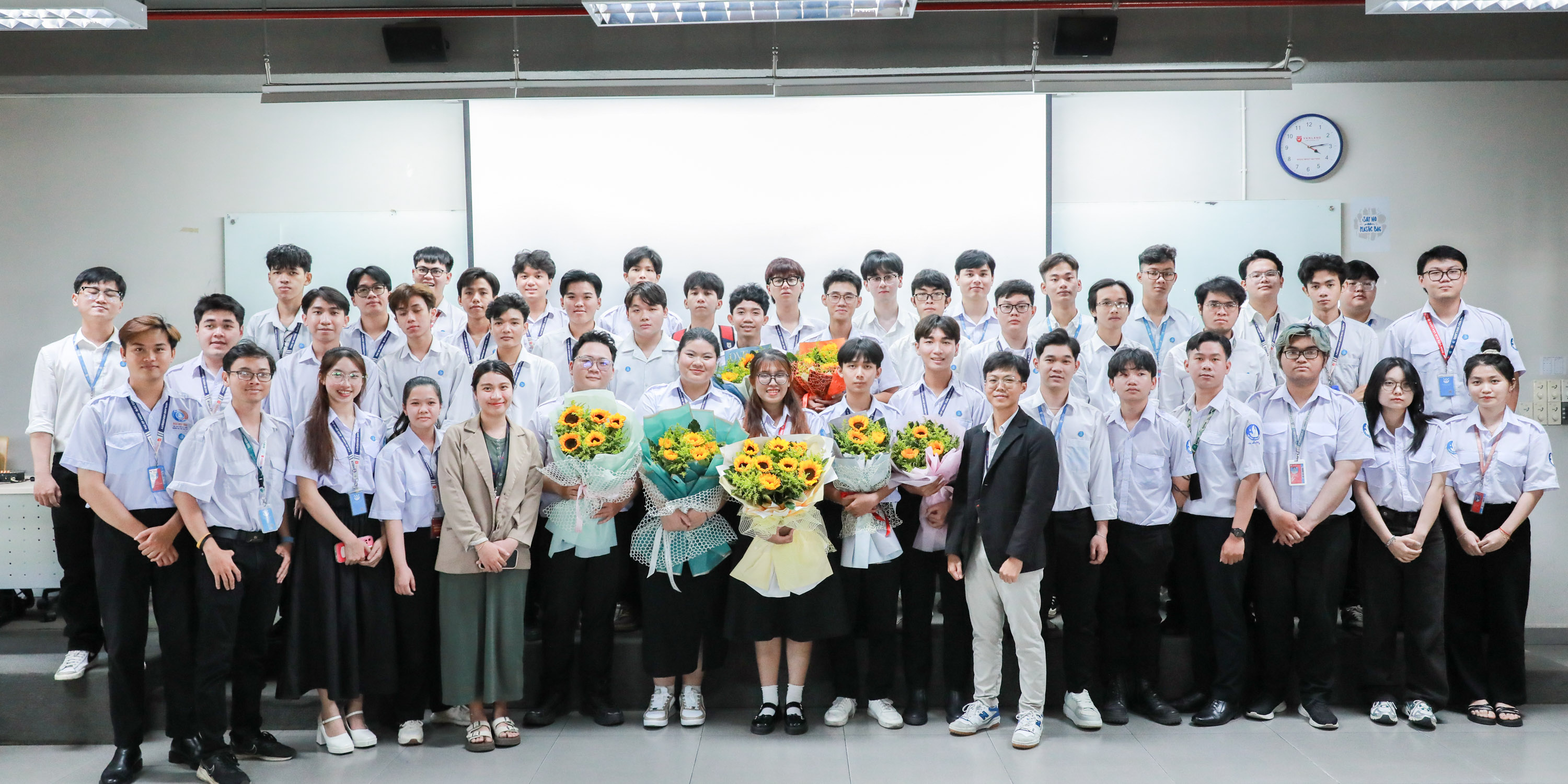 vung-buoc-tien-phong-dai-hoi-dai-bieu-lien-chi-hoi-khoa-ky-thuat-co-dien-va-may-tinh-vltech-khoa-i-nhiem-ky-2025-2027-b.jpg