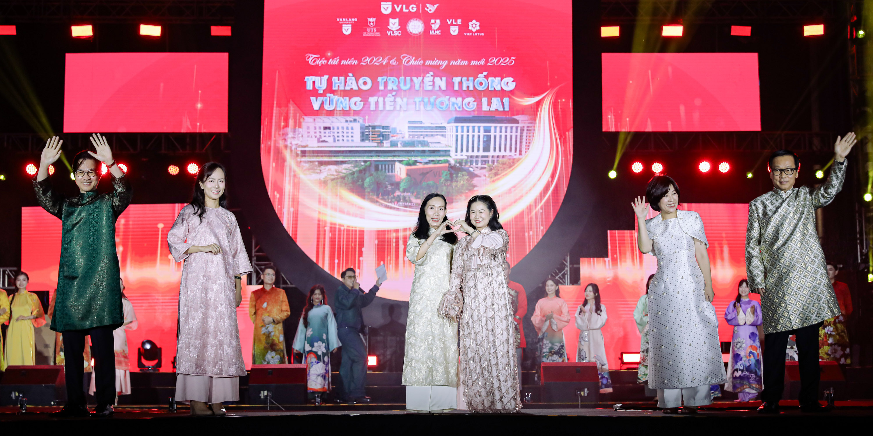 year-end-party-2024-tu-hao-truyen-thong-vung-tien-tuong-lai-tap-doan-giao-duc-van-lang-tu-hao-ve-hanh-trinh-ruc-ro-nam-2024-b.jpg
